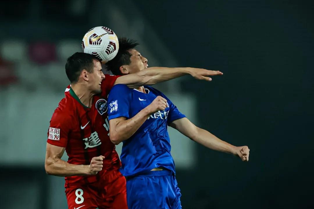ألفونسو ديفيز يُذهل الجميع بسرعة خارقة في كلاسيكو ألمانيا